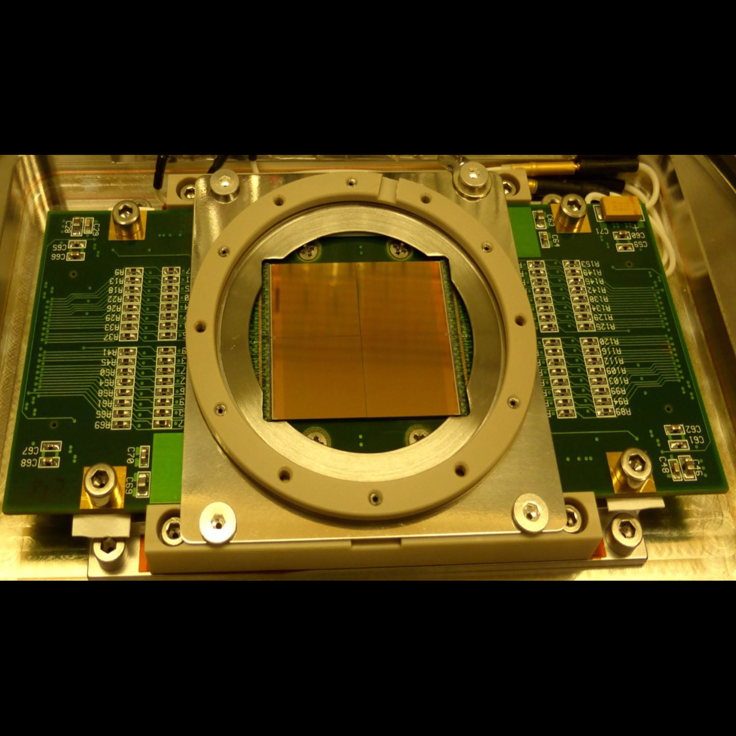 Multi-Channel Plate  detector with 2×2 array of Timepix readout chips in the center